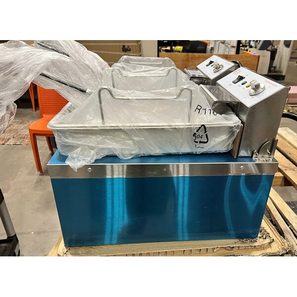 Scratch and Dent Cooking Performance Group EF302 30 lb. Dual Tank Heavy-Duty Electric Countertop Fryer - 208/240V, 8400/11,000W