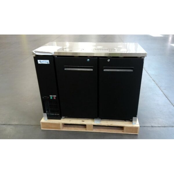 Scratch and Dent Avantco UDD-48-HC Double Tap Kegerator Beer Dispenser - Black, (2) 1/2 Keg Capacity