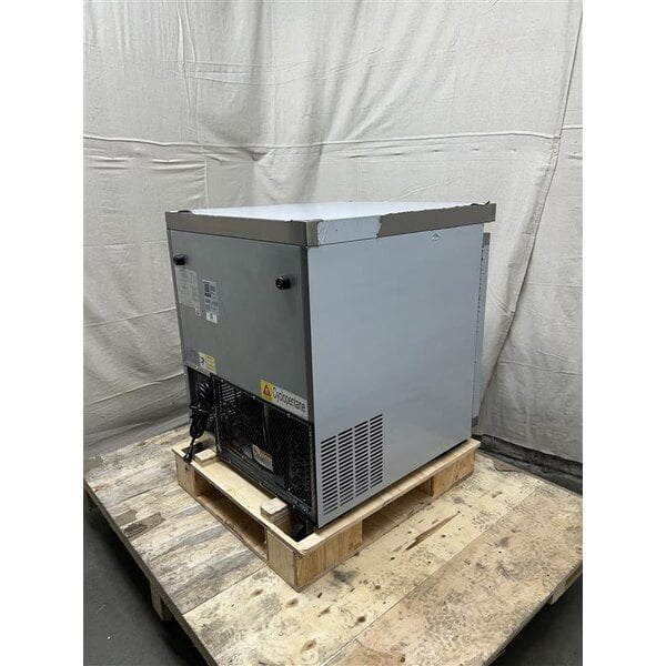 Scratch and Dent Avantco AU-27R 27" Undercounter Refrigerator