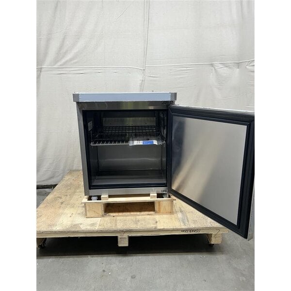 Scratch and Dent Avantco AU-27R 27" Undercounter Refrigerator