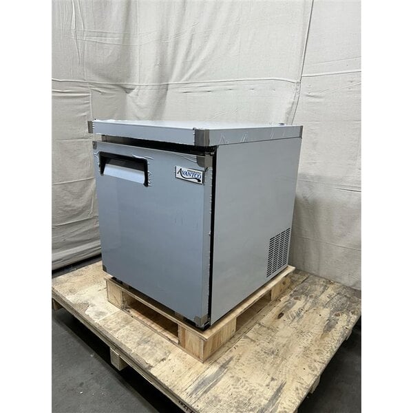 Scratch and Dent Avantco AU-27R 27" Undercounter Refrigerator