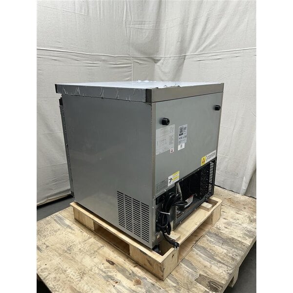 Scratch and Dent Avantco AU-27R 27" Undercounter Refrigerator