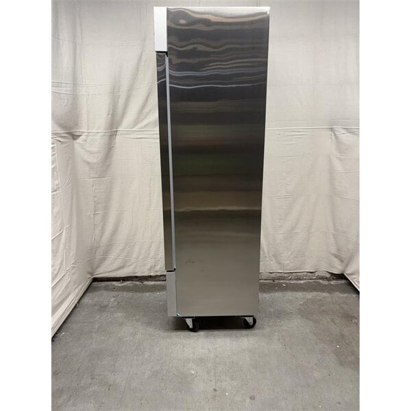 Scratch and Dent Avantco A-19F-HC 29" Solid Door Reach-In Freezer