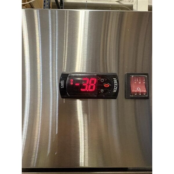 Scratch and Dent Avantco A-19F-HC 29" Solid Door Reach-In Freezer