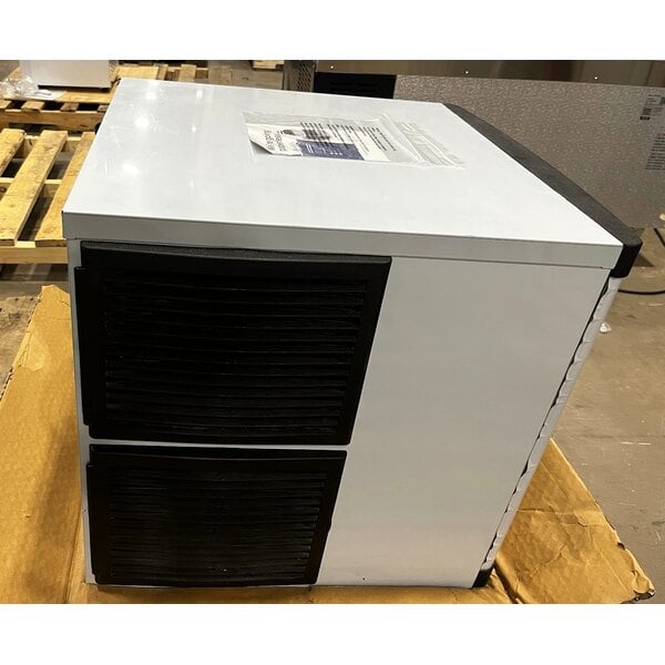 Scratch and Dent Avantco Ice MC-F-422-A 22" Air Cooled Modular Full Cube Ice Machine - 399 lb.