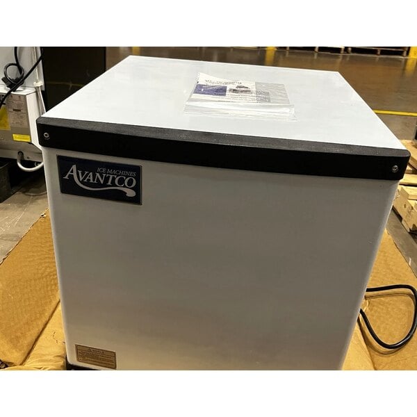Scratch and Dent Avantco Ice MC-F-422-A 22" Air Cooled Modular Full Cube Ice Machine - 399 lb.