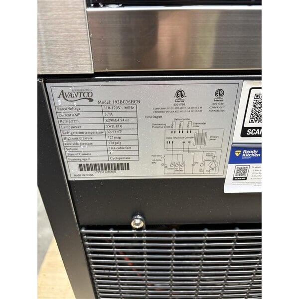 Scratch and Dent Avantco BC-36-HC 36" Curved Glass Black Refrigerated Bakery Display Case