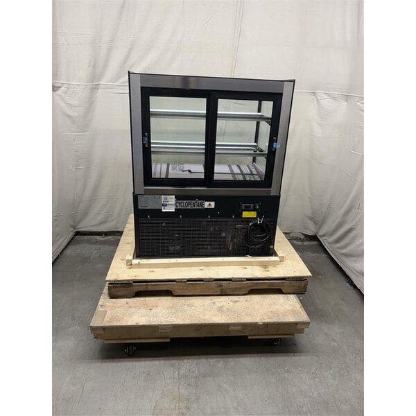 Scratch and Dent Avantco BC-36-HC 36" Curved Glass Black Refrigerated Bakery Display Case