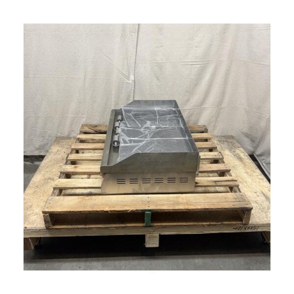Scratch and Dent Avantco EG36N 36" Electric Countertop Griddle - 208/240V, 7488W-10080W