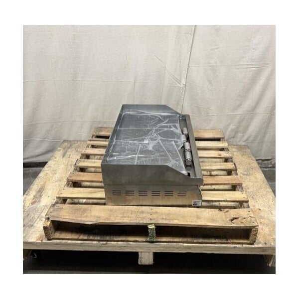 Scratch and Dent Avantco EG36N 36" Electric Countertop Griddle - 208/240V, 7488W-10080W