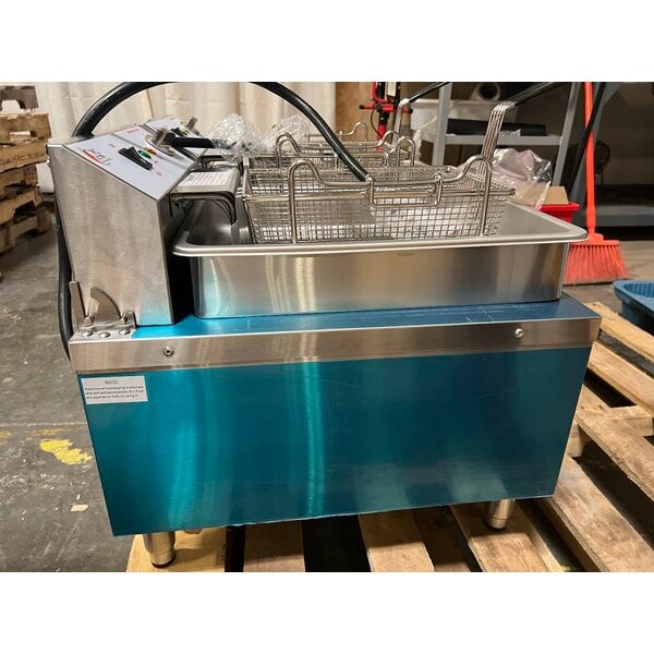 Scratch and Dent Cooking Performance Group EF302 30 lb. Dual Tank Heavy-Duty Electric Countertop Fryer - 208/240V, 8400/11,000W