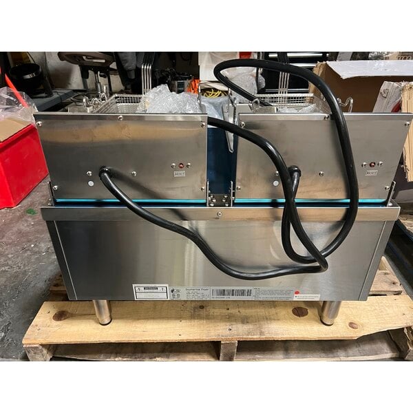 Scratch and Dent Cooking Performance Group EF302 30 lb. Dual Tank Heavy-Duty Electric Countertop Fryer - 208/240V, 8400/11,000W