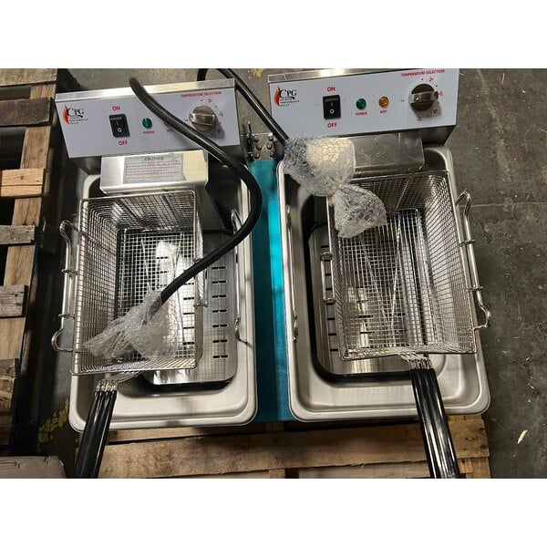 Scratch and Dent Cooking Performance Group EF302 30 lb. Dual Tank Heavy-Duty Electric Countertop Fryer - 208/240V, 8400/11,000W
