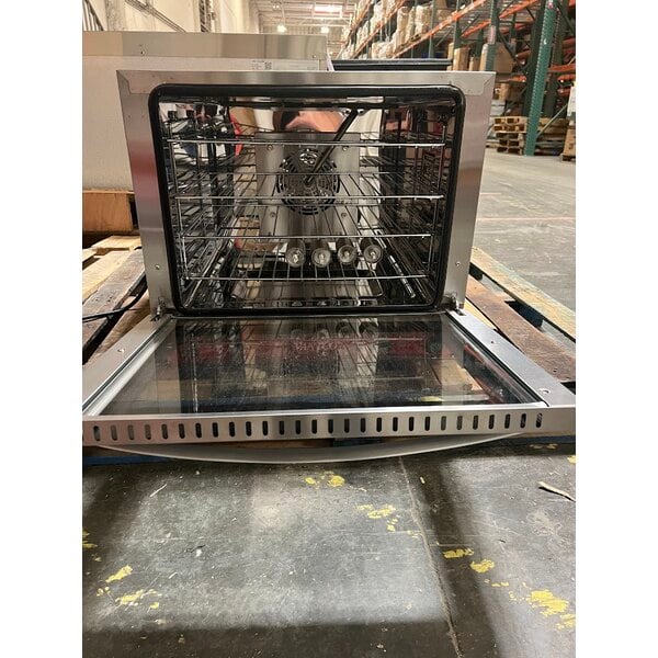 Scratch and Dent Avantco CO-32M Half Size Countertop Convection Oven with Moisture Injection, 2.3 cu. ft. - 208/240V, 2100/2800W