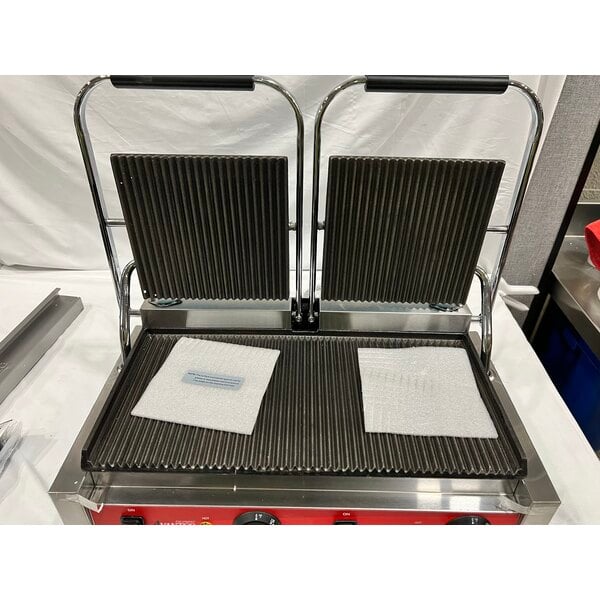 Scratch and Dent Avantco PG400 Commercial Dual Panini Sandwich Grill with Grooved Plates and 19 5/8" x 9 1/8" Cooking Surface - 120V, 3500W