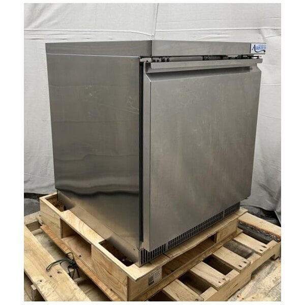 Scratch and Dent Avantco ZUC-27R-HC 27" Front Breathing Undercounter Refrigerator