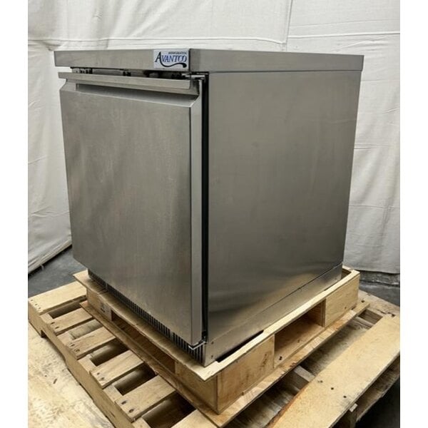 Scratch and Dent Avantco ZUC-27R-HC 27" Front Breathing Undercounter Refrigerator