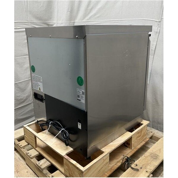 Scratch and Dent Avantco ZUC-27R-HC 27" Front Breathing Undercounter Refrigerator
