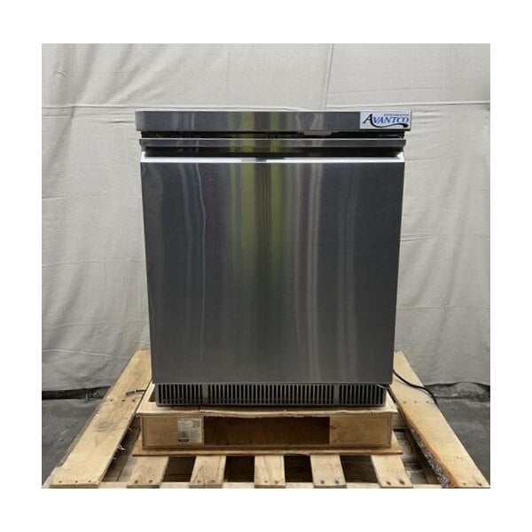 Scratch and Dent Avantco ZUC-27R-HC 27" Front Breathing Undercounter Refrigerator