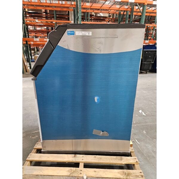 Scratch and Dent Manitowoc D-570 Ice Storage Bin - 532 lb.