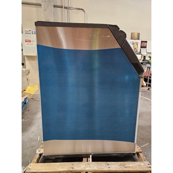 Scratch and Dent Manitowoc D-570 Ice Storage Bin - 532 lb.