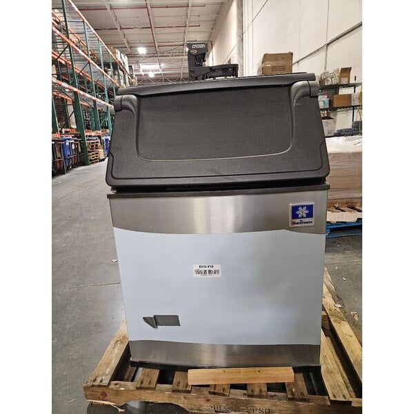 Scratch and Dent Manitowoc D-570 Ice Storage Bin - 532 lb.
