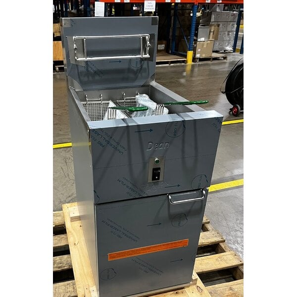 Scratch and Dent Dean by Frymaster SR114E Super Runner Economy 40 lb. Electric Floor Fryer - 208V, 3 Phase