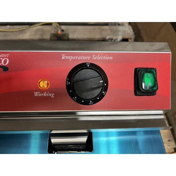 Scratch and Dent Avantco F202 30 lb. Dual Tank Medium-Duty Electric Countertop Fryer - 208-240V, 5400/7200W