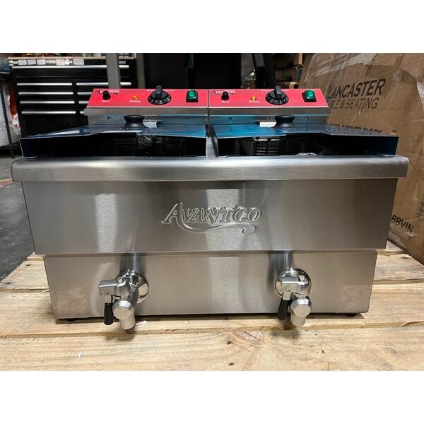 Scratch and Dent Avantco F202 30 lb. Dual Tank Medium-Duty Electric Countertop Fryer - 208-240V, 5400/7200W