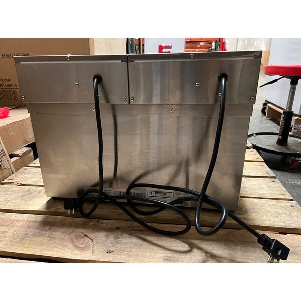 Scratch and Dent Avantco F202 30 lb. Dual Tank Medium-Duty Electric Countertop Fryer - 208-240V, 5400/7200W