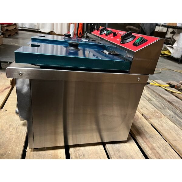 Scratch and Dent Avantco F202 30 lb. Dual Tank Medium-Duty Electric Countertop Fryer - 208-240V, 5400/7200W