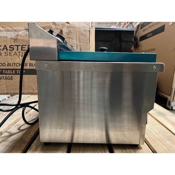 Scratch and Dent Avantco F202 30 lb. Dual Tank Medium-Duty Electric Countertop Fryer - 208-240V, 5400/7200W