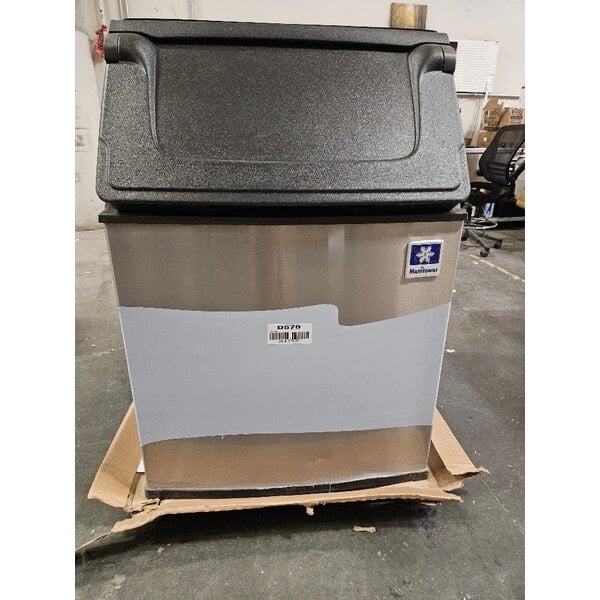 Scratch and Dent Manitowoc D-570 Ice Storage Bin - 532 lb.