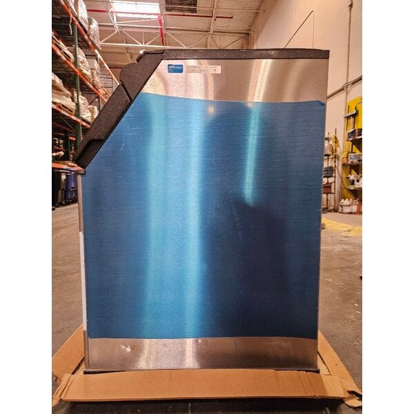 Scratch and Dent Manitowoc D-570 Ice Storage Bin - 532 lb.