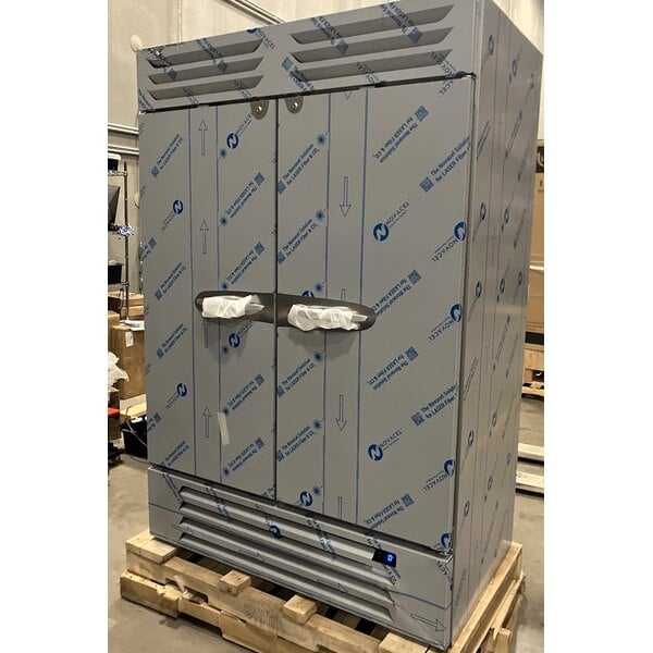 Scratch and Dent Beverage-Air FB49HC-1S 52" Vista Series Solid Door Reach in Freezer