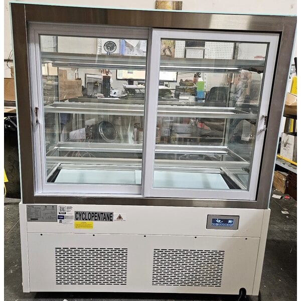 Scratch and Dent Avantco BCF-48-HC 47 3/16" Square Glass White Refrigerated Bakery Display Case