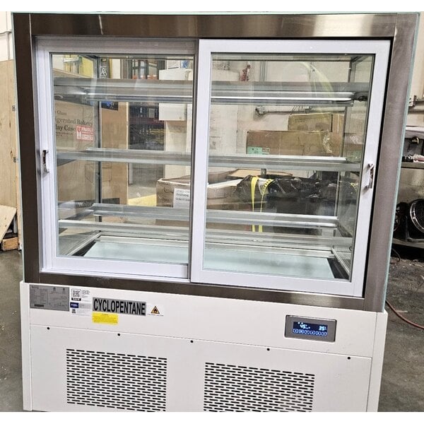 Scratch and Dent Avantco BCF-48-HC 47 3/16" Square Glass White Refrigerated Bakery Display Case
