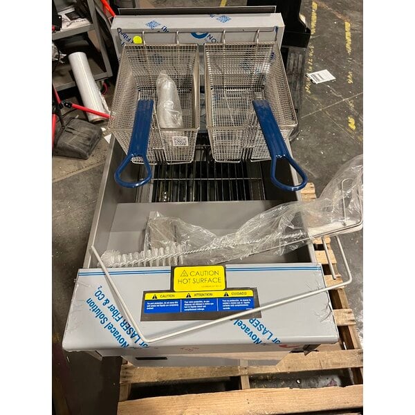 Scratch and Dent Pitco® SE184-D 60 lb. Solstice Electric Floor Fryer with Digital Controls - 208V, 1 Phase, 17kW