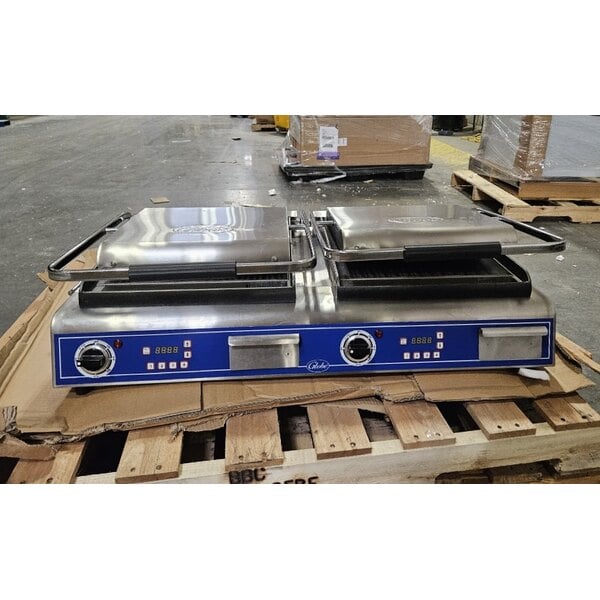 Scratch and Dent Globe GPGSDUE14D Deluxe Double Panini Grill with Grooved Tops and Smooth Bottoms - 208/240V, 5400/7200W