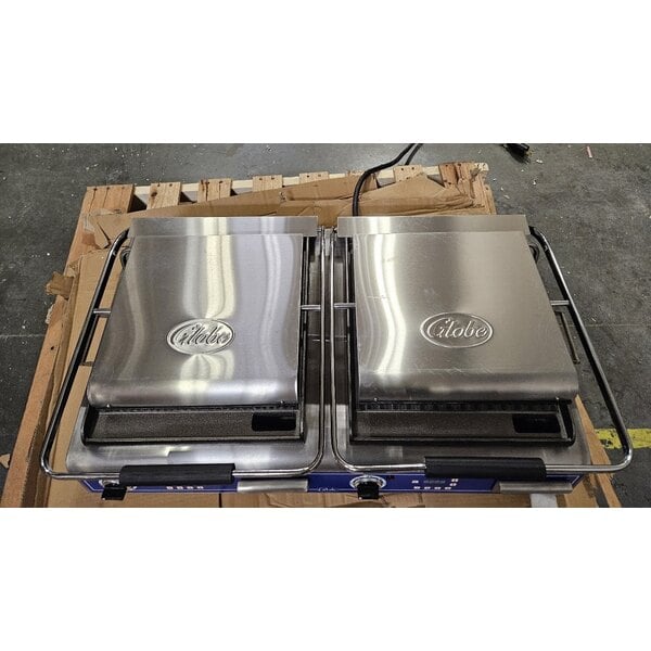 Scratch and Dent Globe GPGSDUE14D Deluxe Double Panini Grill with Grooved Tops and Smooth Bottoms - 208/240V, 5400/7200W