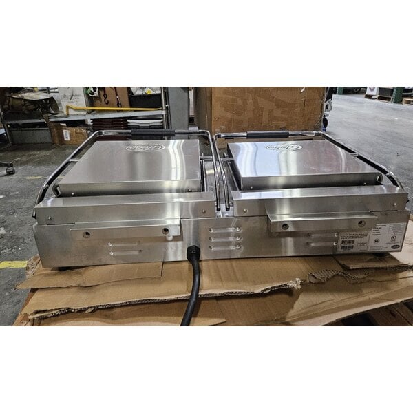 Scratch and Dent Globe GPGSDUE14D Deluxe Double Panini Grill with Grooved Tops and Smooth Bottoms - 208/240V, 5400/7200W