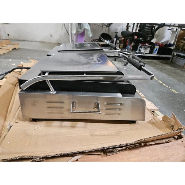 Scratch and Dent Globe GPGSDUE14D Deluxe Double Panini Grill with Grooved Tops and Smooth Bottoms - 208/240V, 5400/7200W