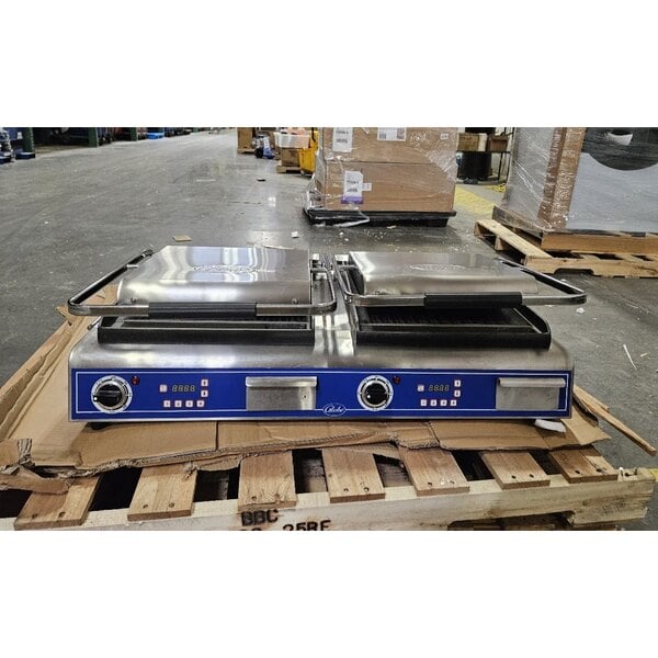 Scratch and Dent Globe GPGSDUE14D Deluxe Double Panini Grill with Grooved Tops and Smooth Bottoms - 208/240V, 5400/7200W