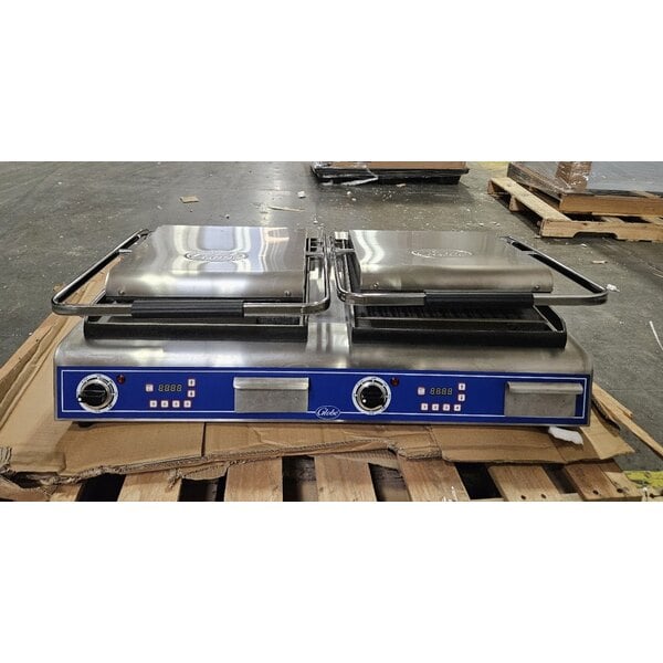 Scratch and Dent Globe GPGSDUE14D Deluxe Double Panini Grill with Grooved Tops and Smooth Bottoms - 208/240V, 5400/7200W