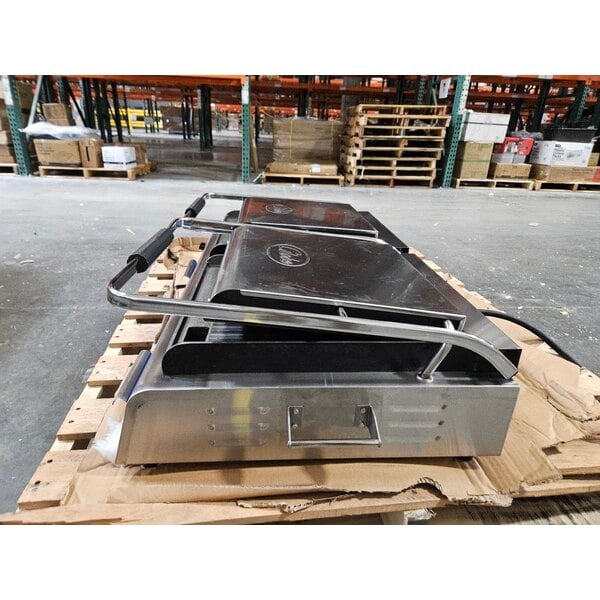 Scratch and Dent Globe GPGSDUE14D Deluxe Double Panini Grill with Grooved Tops and Smooth Bottoms - 208/240V, 5400/7200W