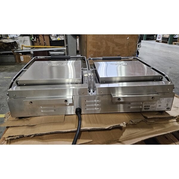 Scratch and Dent Globe GPGSDUE14D Deluxe Double Panini Grill with Grooved Tops and Smooth Bottoms - 208/240V, 5400/7200W