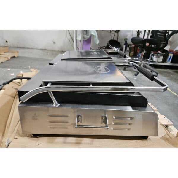 Scratch and Dent Globe GPGSDUE14D Deluxe Double Panini Grill with Grooved Tops and Smooth Bottoms - 208/240V, 5400/7200W