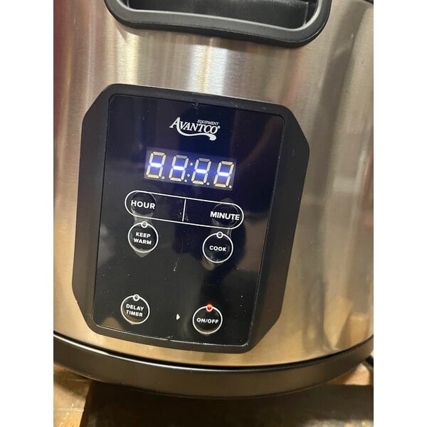 Scratch and Dent Avantco RCSB90 90 Cup (45 Cup Raw) Digital Electric Rice Cooker / Warmer with Hinged Lid - 240V, 2,500W