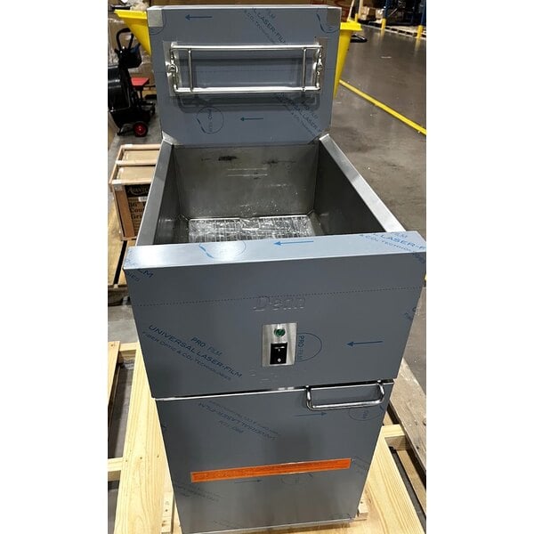 Scratch and Dent Dean by Frymaster SR114E Super Runner Economy 40 lb. Electric Floor Fryer - 208V, 3 Phase