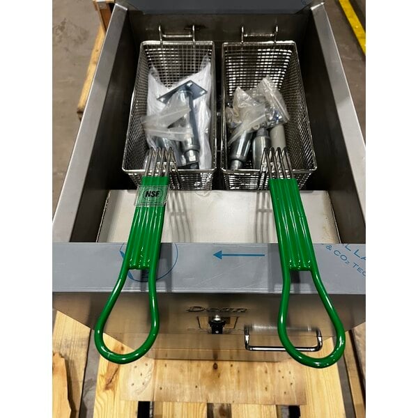 Scratch and Dent Dean by Frymaster SR114E Super Runner Economy 40 lb. Electric Floor Fryer - 208V, 3 Phase